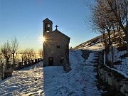 05 Alla Chiesetta della Sacra Famiglia (1230 m) mentre il sole si abbassa all'orizzonte